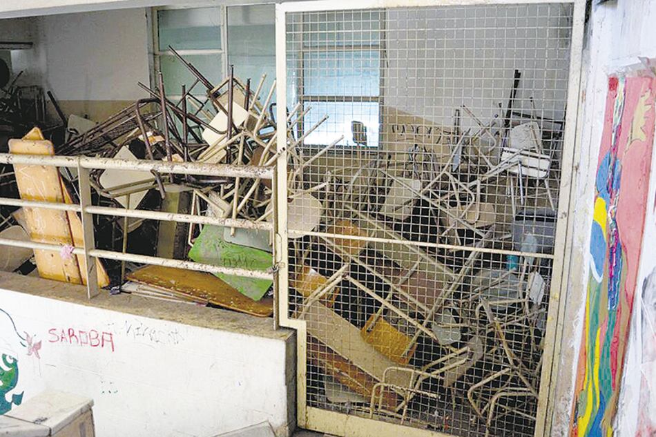 El mobiliario ni se arregla ni se renueva, se arrincona nomás.