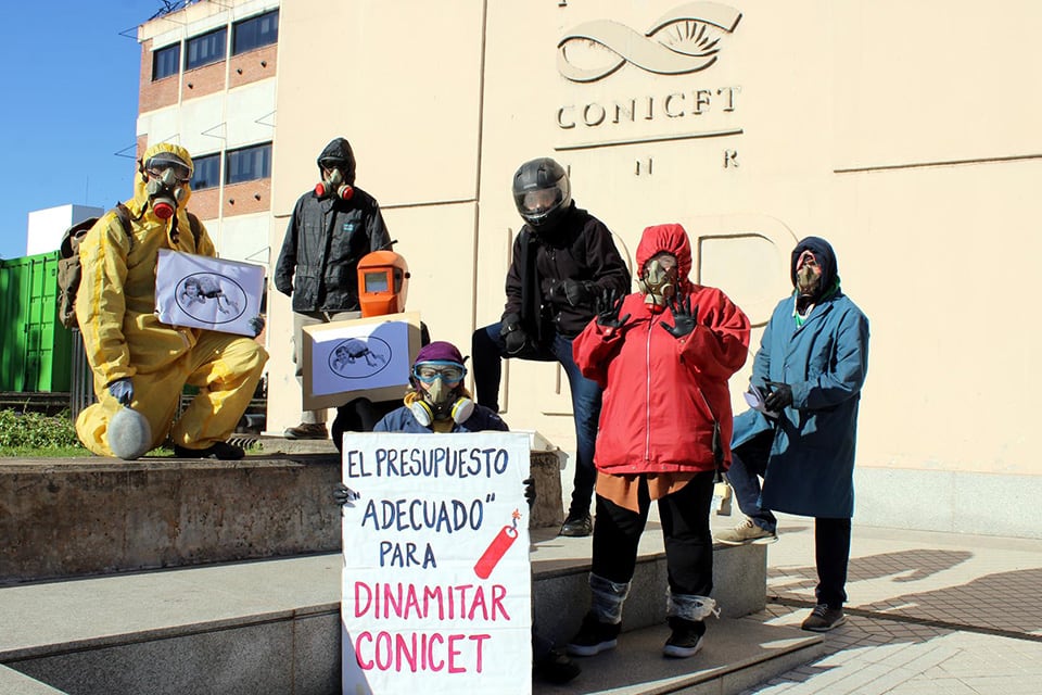 La protesta de ayer en Rosario con la estética de "El Eternauta".