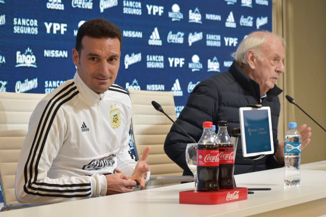 Lionel Scaloni, el DT, y César Luis Menotti, director de selecciones de la AFA