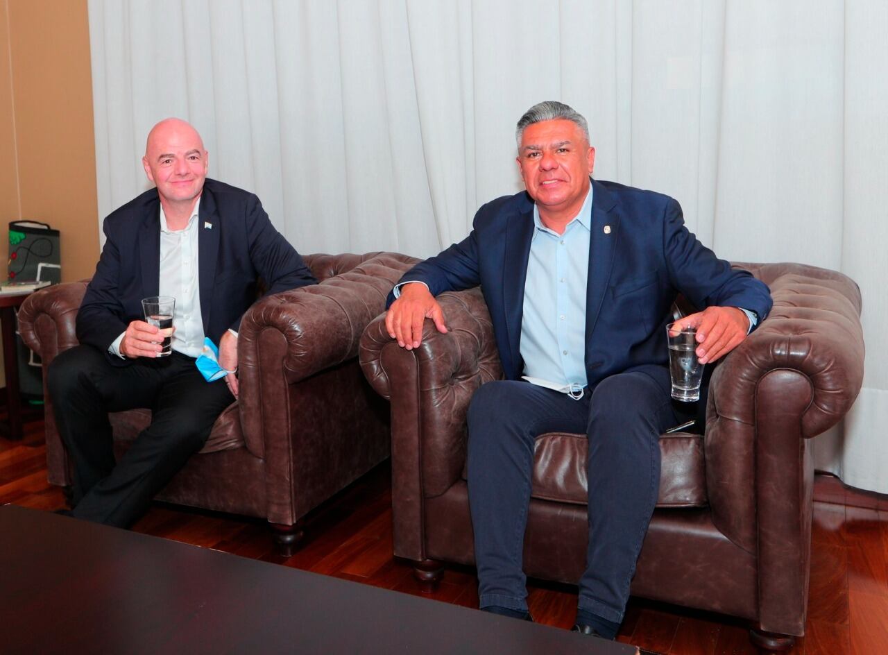 Infantino -barbijo argentino en mano- y Tapia, este domingo tras el arribo del presidente de la FIFA