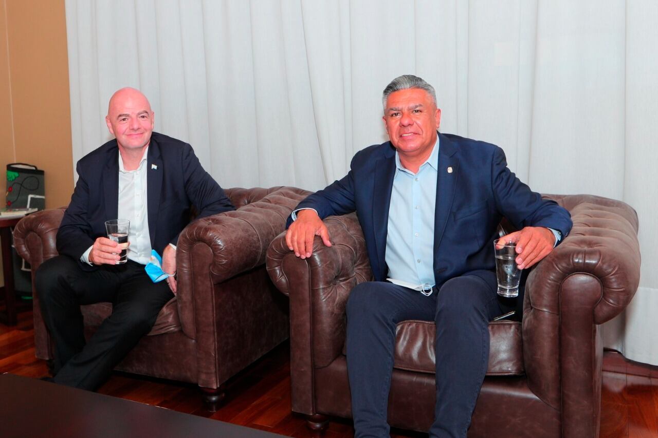Infantino -barbijo argentino en mano- y Tapia, este domingo tras el arribo del presidente de la FIFA
