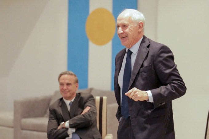 El ex ministro de Economía, Roberto Lavagna, este lunes junto al senador nacional Miguel Pichetto.