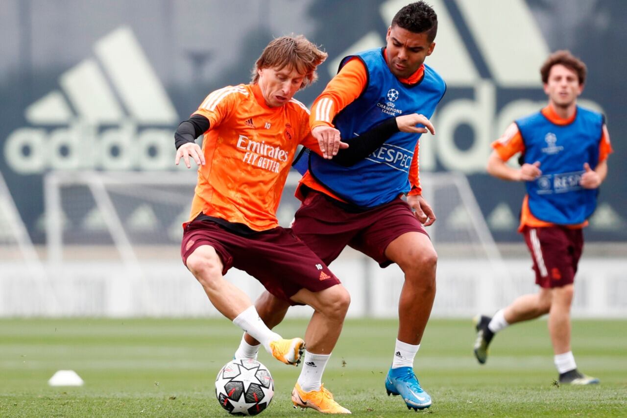 El croata Modric y el brasileño Casemiro en la práctica merengue