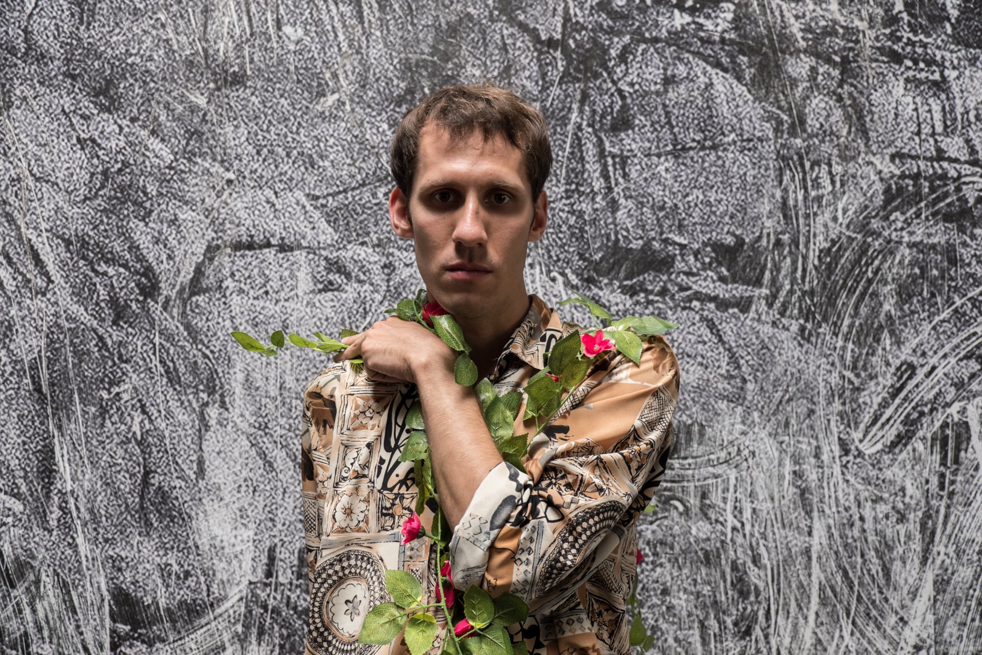 Fradi sigue catando formas de expresión con un simple adelanto de su tercer disco y un reciente libro de poemas de bolsillo.