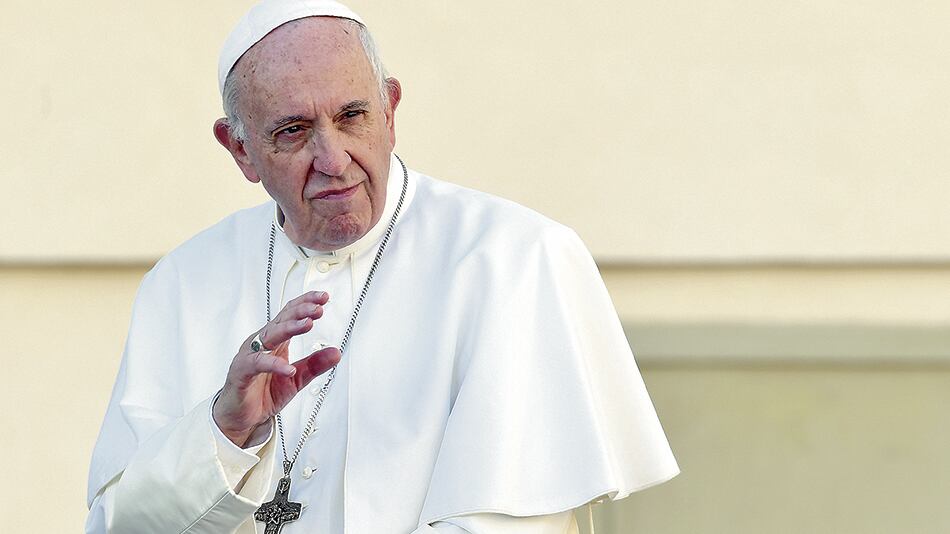 Con el Papa como eje, el libro hace una descripción de época.