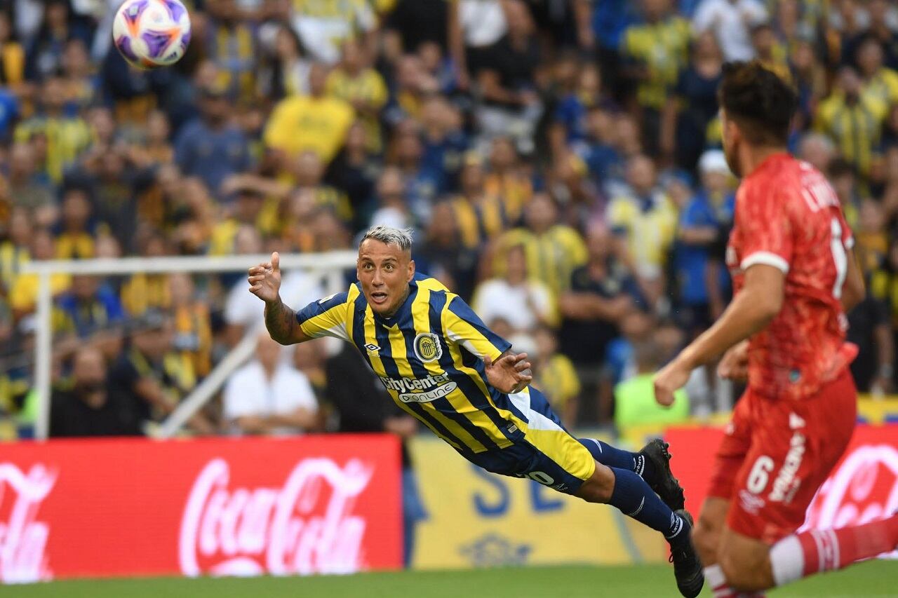 Candia vuela para marcar el fotogénico 1-0 de Rosario Central