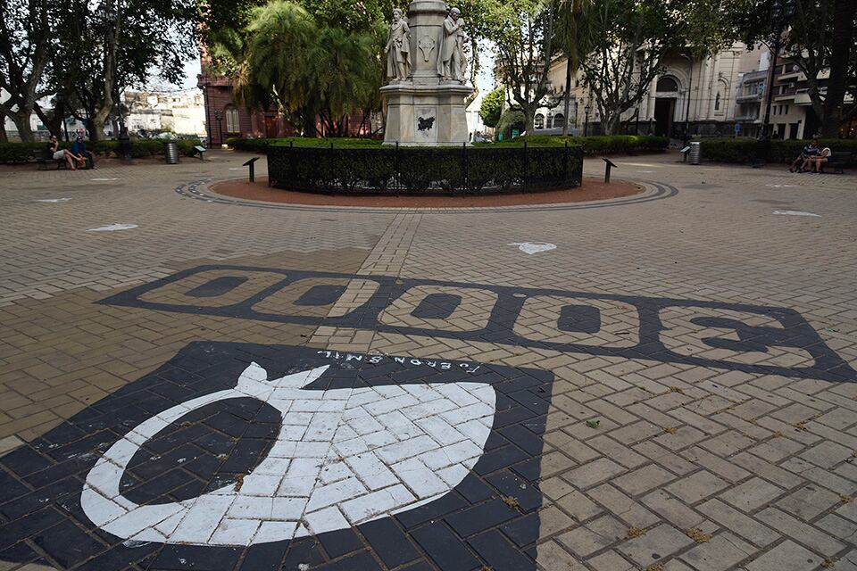 La leyenda pintada sobre uno de los pañuelos (“Fueron 8 mil”) originó el repudio generalizado.