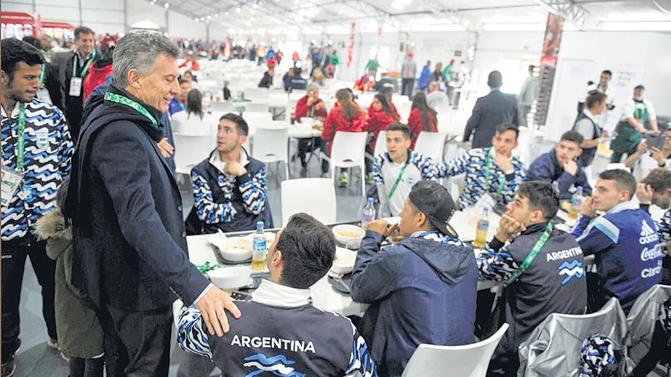 Mauricio Macri durante el almuerzo con los deportistas argentinos en la Villa Olímpica.