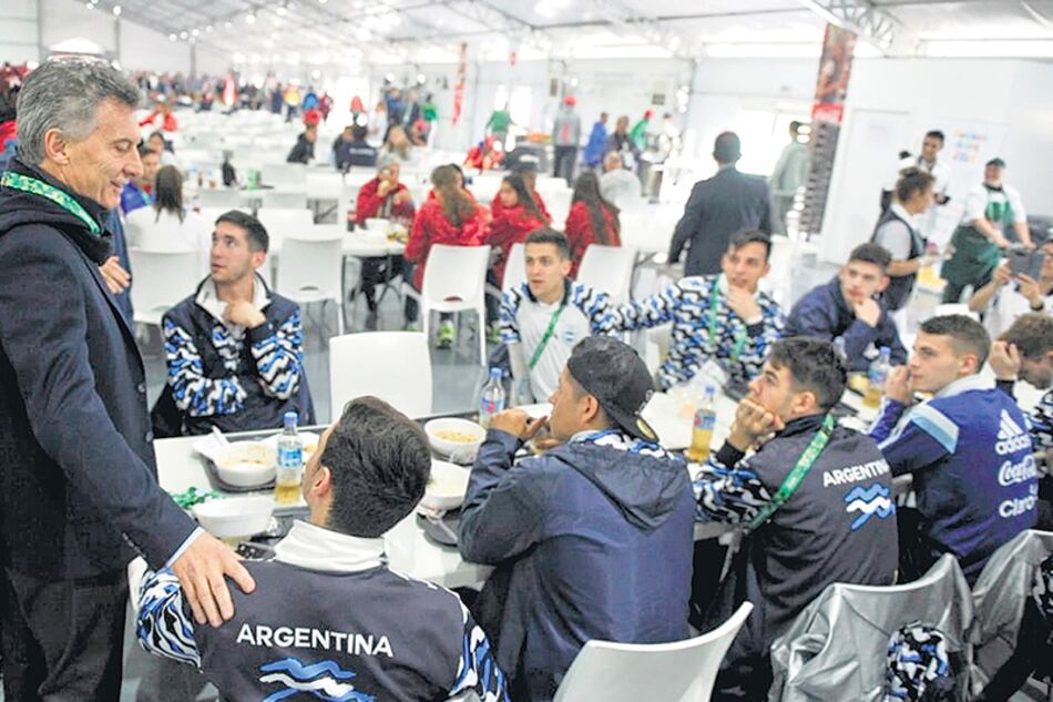 Mauricio Macri durante el almuerzo con los deportistas argentinos en la Villa Olímpica.