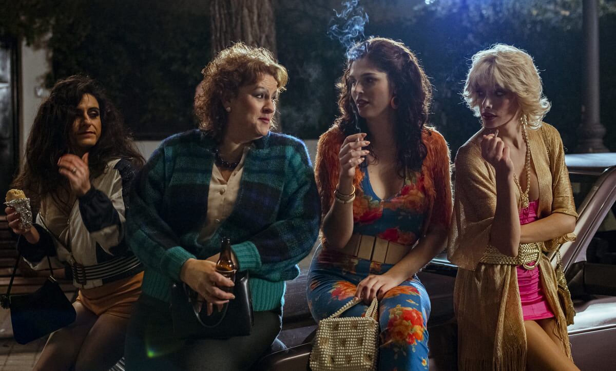 "Vestidas de azul" muestra cómo la hermandad entre las amigas queer es un refugio imprescindible en un mundo hostil.