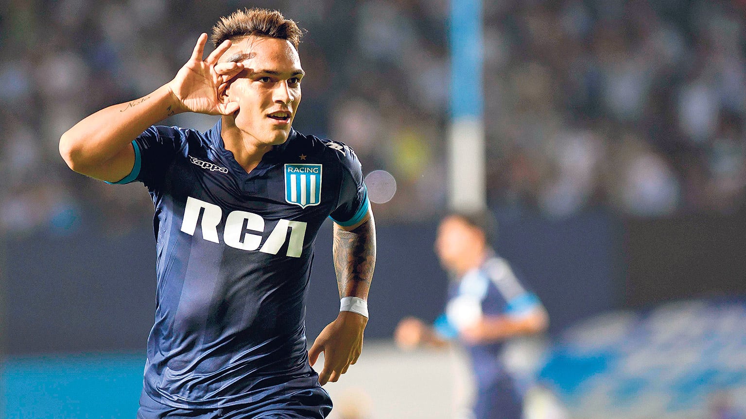 Lautaro Martínez, autor de tres goles anoche en el Cilindro de Avellaneda, le llenó los ojos a Jorge Sampaoli.
