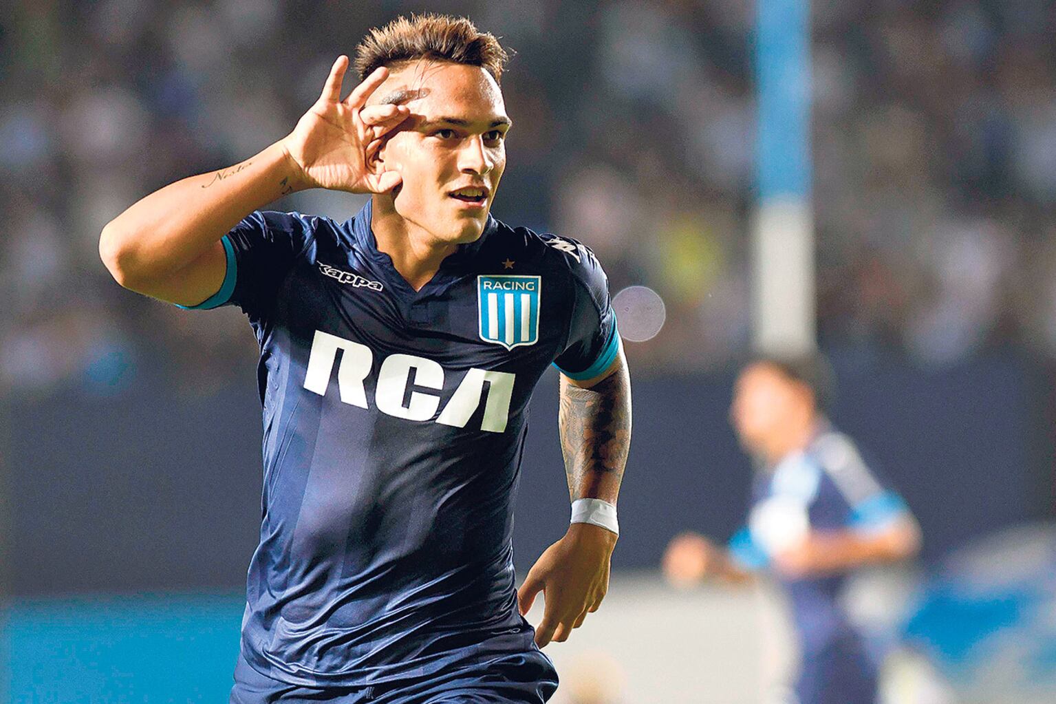 Lautaro Martínez, autor de tres goles anoche en el Cilindro de Avellaneda, le llenó los ojos a Jorge Sampaoli.
