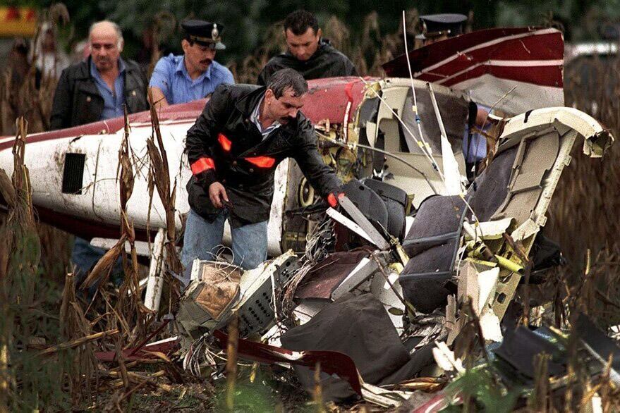En 1955, al caer el helicóptero en el que viajaba pierde la vida Carlos Menem Jr. Junto al hijo del presidente muere el piloto de carreras Silvio Oltra.