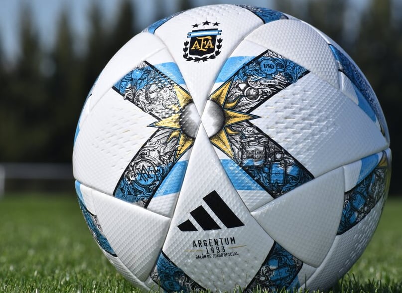 "Argentum 1893", la nueva pelota del fútbol argentino con las tres estrellas
