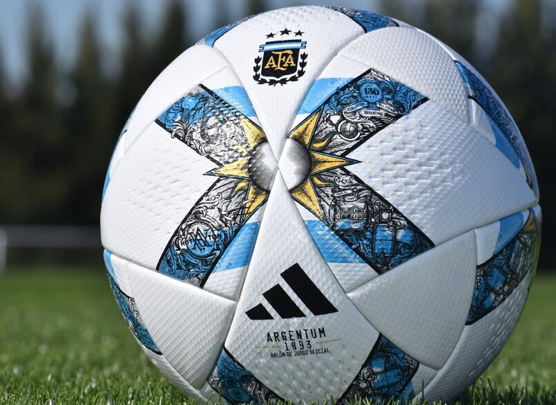 "Argentum 1893", la nueva pelota del fútbol argentino con las tres estrellas
