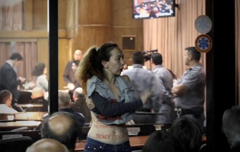 Robles, cuando comenzó a sacarse la ropa durante la audiencia.