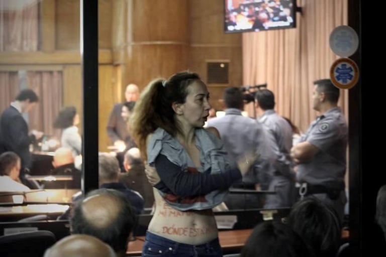 Robles, cuando comenzó a sacarse la ropa durante la audiencia.