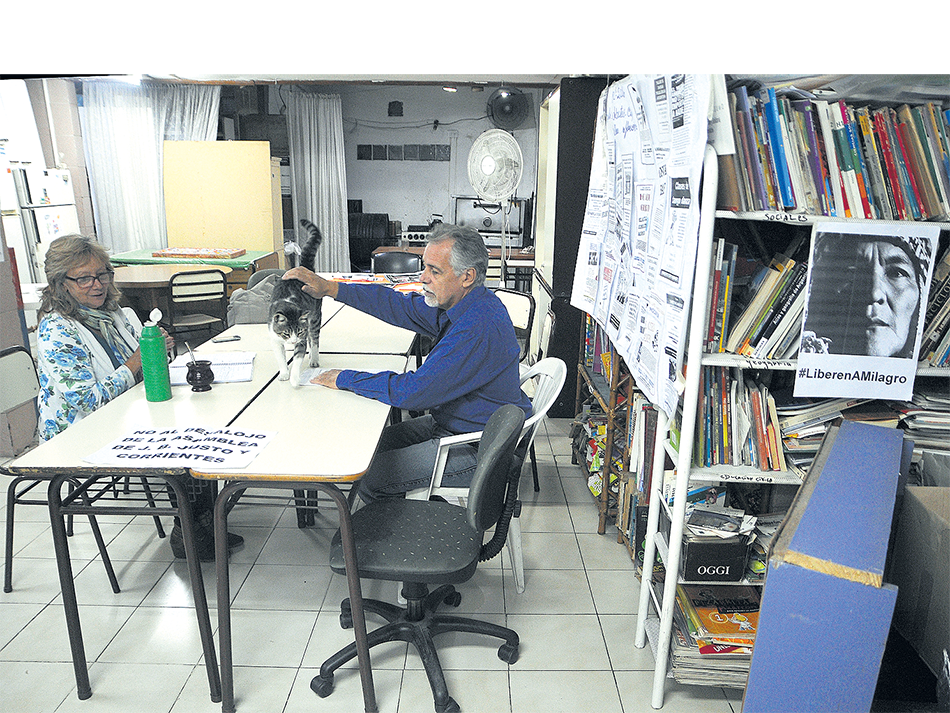 Ricardo López y Mini Pérez, en el edificio que según el proyecto será derrumbado.
