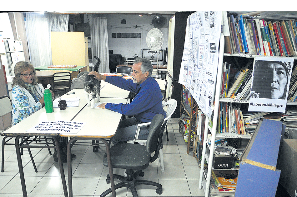 Ricardo López y Mini Pérez, en el edificio que según el proyecto será derrumbado.