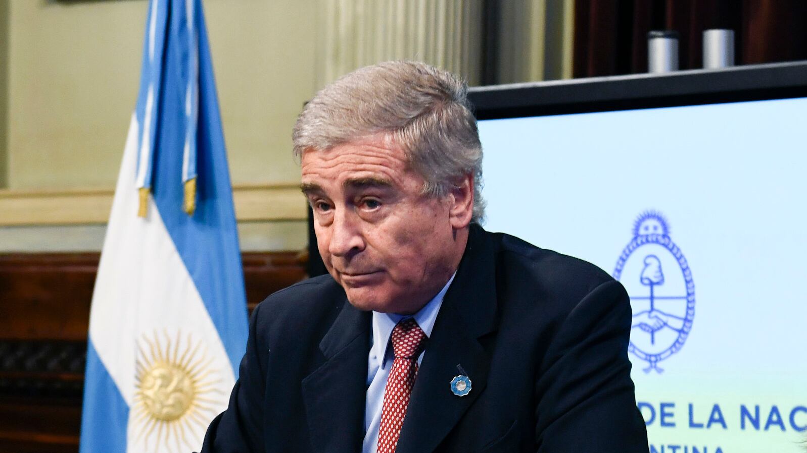 El ministro Oscar Aguad no puede despegarse del caso.