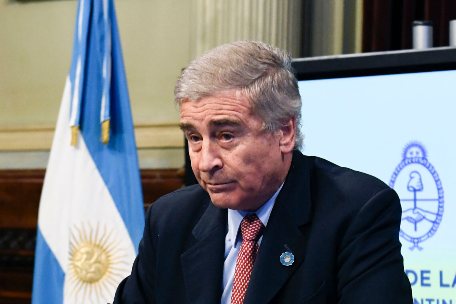 El ministro Oscar Aguad no puede despegarse del caso.