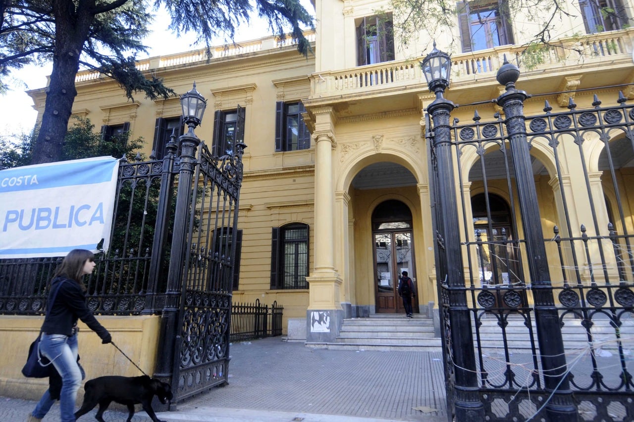 Padres, madres, alumnes y docentes harán un abrazo simbólico a la escuela, donde el fin de semana se produjo el robo de 44 computadoras.