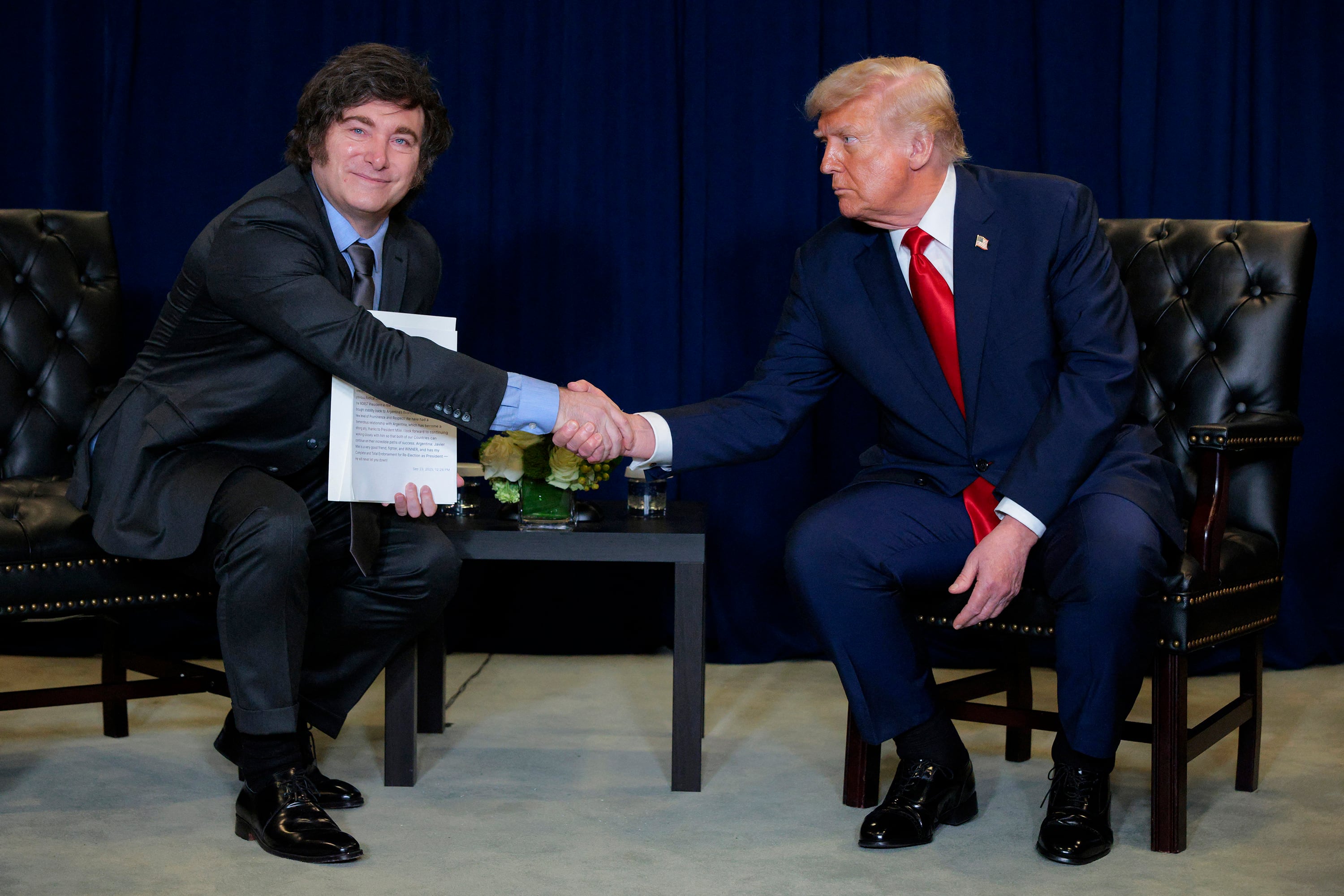 El presidente Javier Milei, consiguió el apoyo de Trump para continuar, un rato más, con la bicicleta financiera.