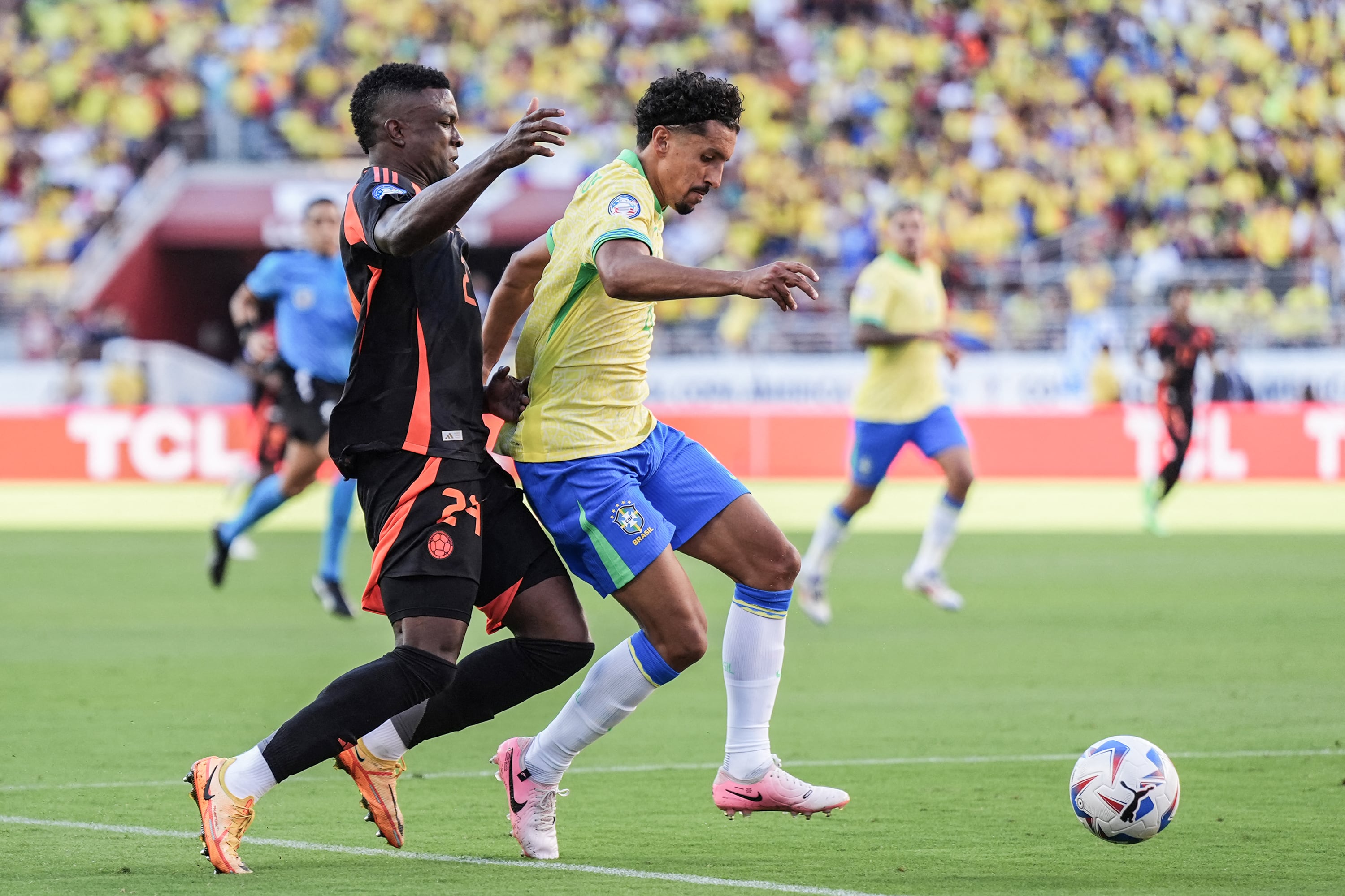 Marquinhos domina la pelota ante un adversario