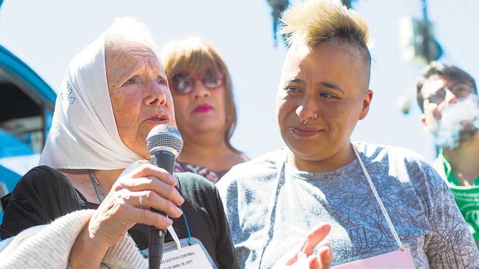 Durante la audiencia, familiares, amigxs y organizaciones lgbti y de DD.hh. realizaron frente a Tribunales una radio abierta.