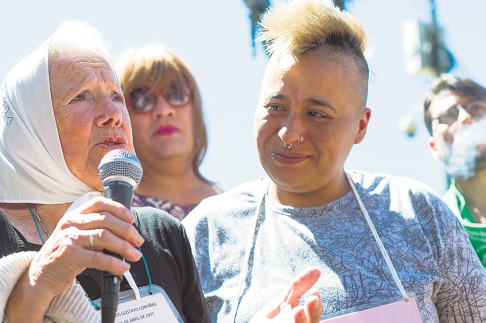 Durante la audiencia, familiares, amigxs y organizaciones lgbti y de DD.hh. realizaron frente a Tribunales una radio abierta.