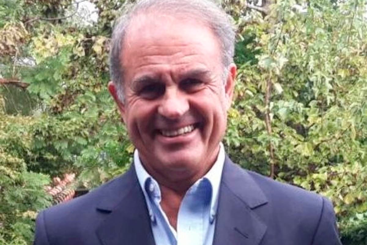 Brom es licenciado en administración de empresas.