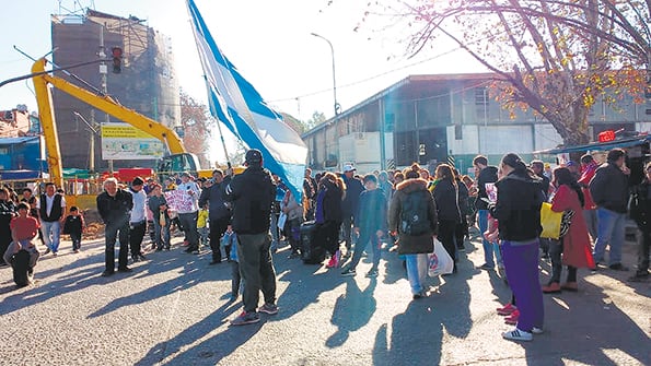 Los trabajos provocan complicaciones en la villa y hasta rajaduras en las casas.