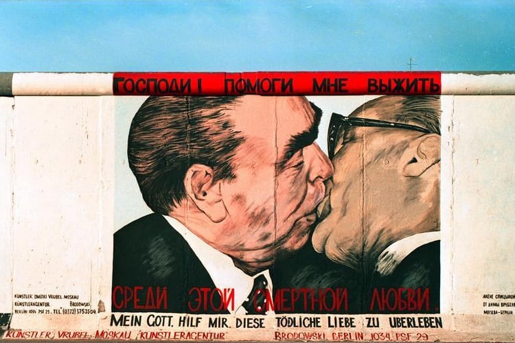 El famoso beso entre el alemán Erich Honecker y el soviético Leonid Brézhnev.