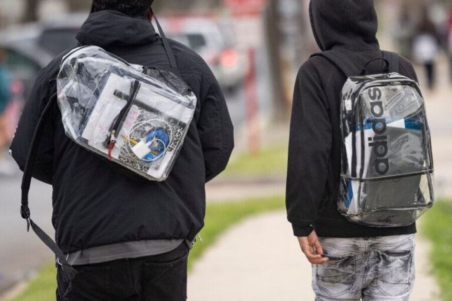 Las mochilas en Broward deberán ser transparentes para evitar incidentes violentos con armas de fuego.
