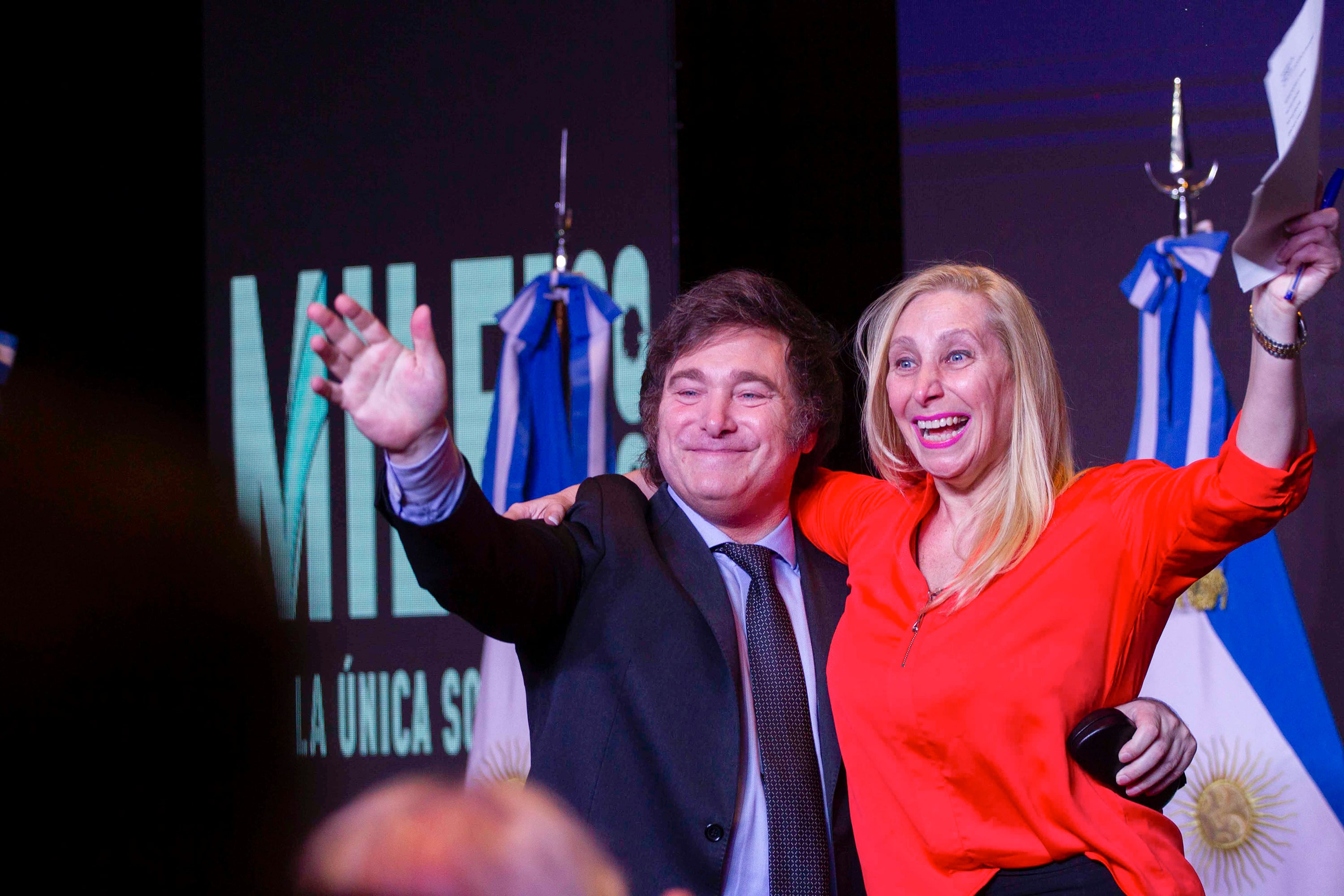 Javier Milei y su hermana Karina fueron los únicos que ocuparon el escenario del discurso del triunfo.