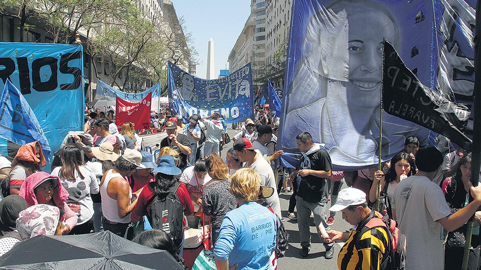 Las organizaciones sociales arrancaron su marcha en el Obelisco hacia Diagonal Norte y Esmeralda.