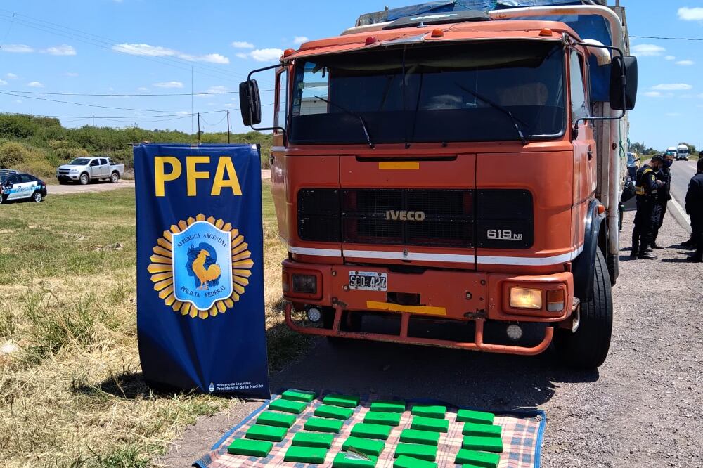 El camión es uno de los vehículos decomisados.