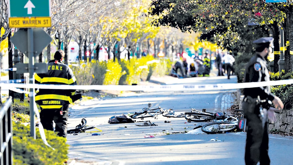 Restos de bicicletas y vidrios rotos en el camino del asesino de la bicisenda del sur de Manhattan en Nueva York.