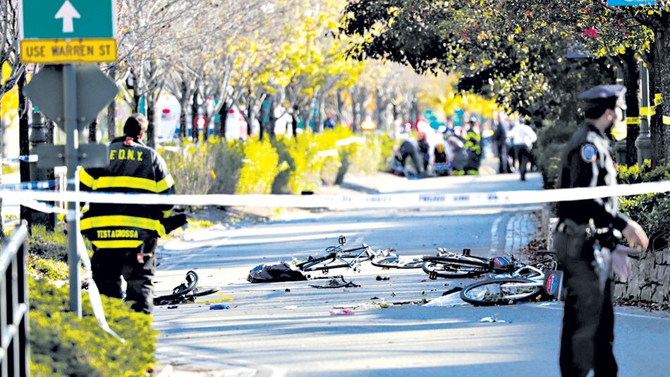Restos de bicicletas y vidrios rotos en el camino del asesino de la bicisenda del sur de Manhattan en Nueva York.
