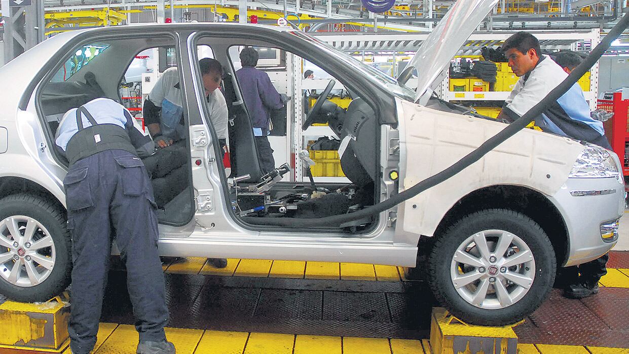 Suben las ventas y cae la entrega de modelos nacionales a concesionarias por el alza de importaciones.