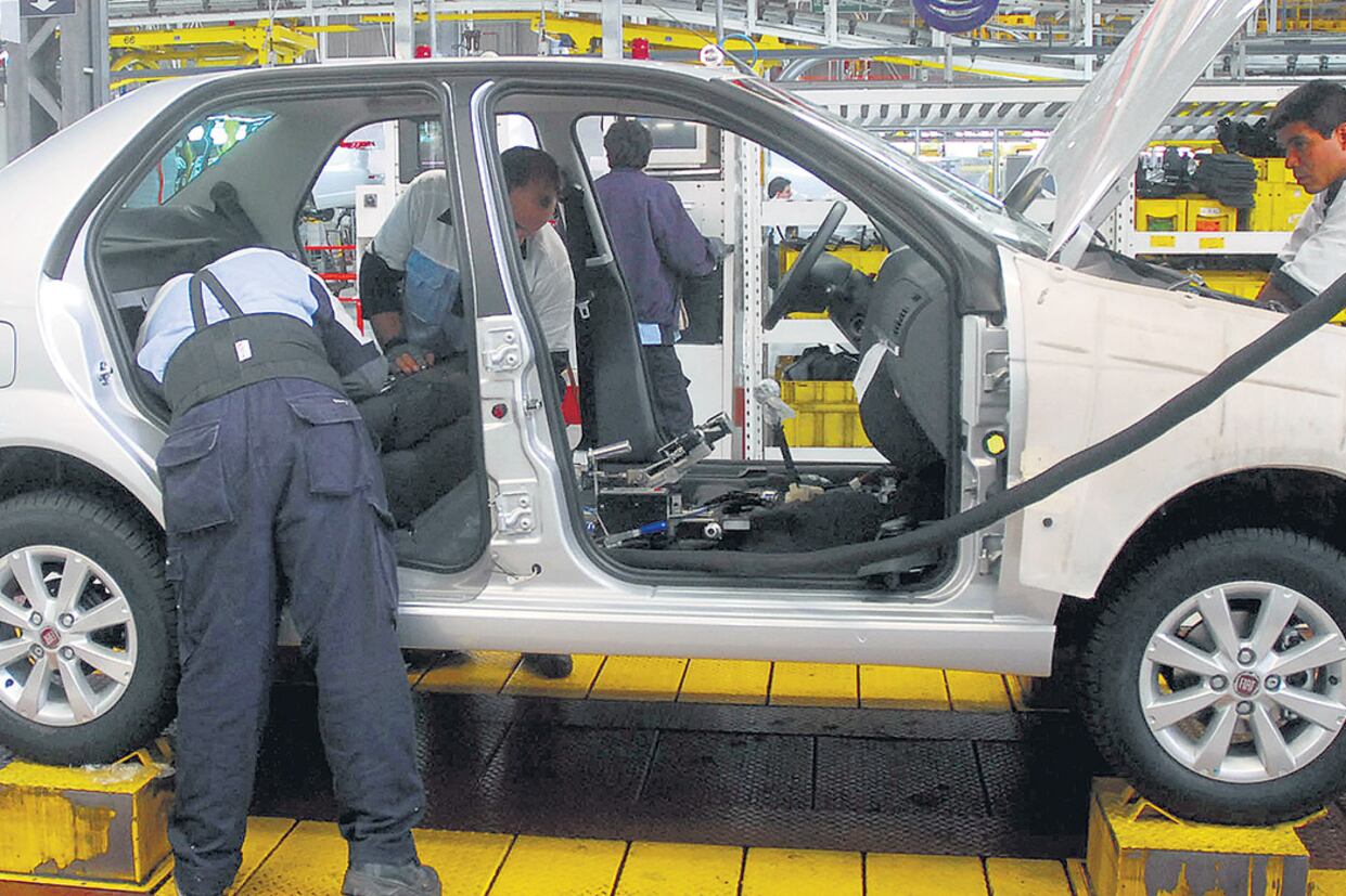 Suben las ventas y cae la entrega de modelos nacionales a concesionarias por el alza de importaciones.