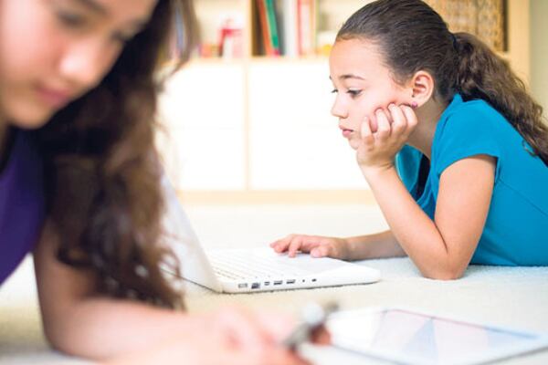 Los adolescentes buscan en Internet con una actitud de confianza absoluta en las redes y en sus contactos.