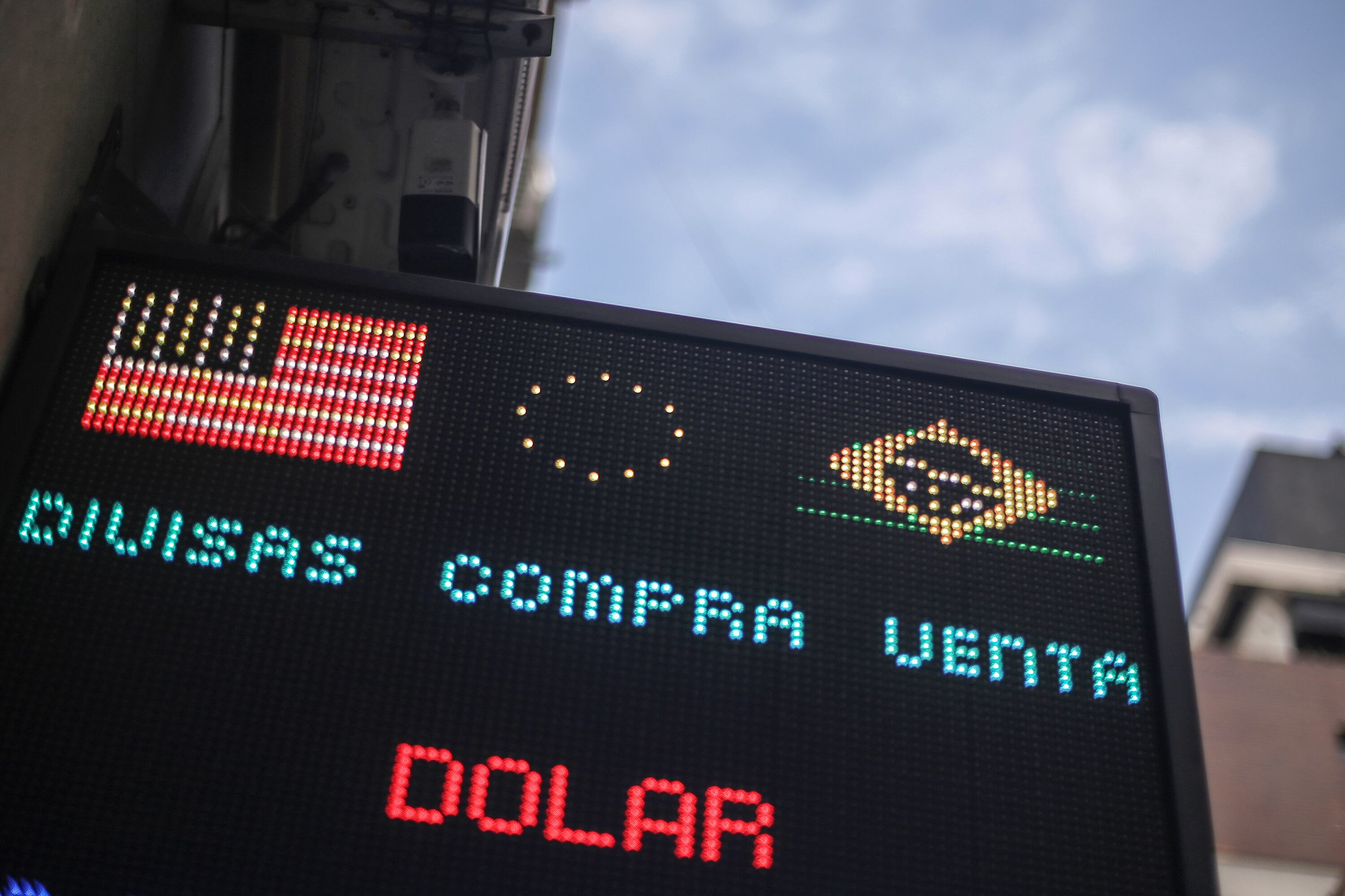 El dólar blue subió por tercera jornada consecutiva y cerró este martes en 1035 pesos. 