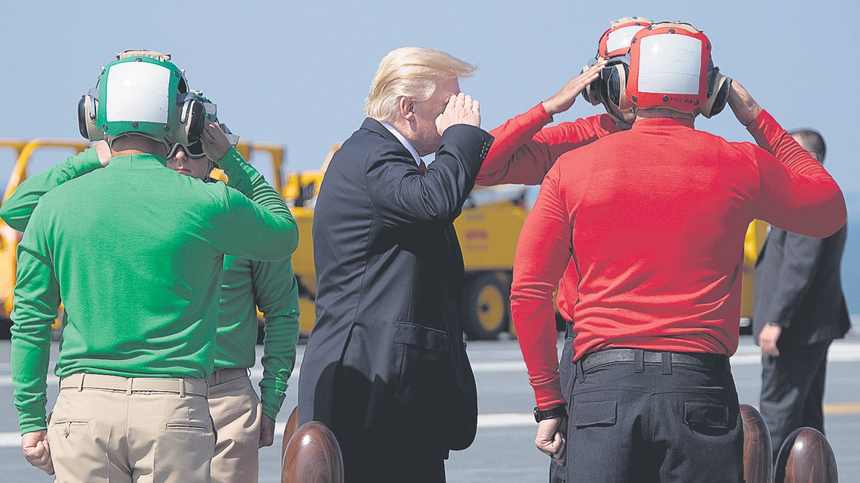 El presidente Trump visitó ayer el portaaviones nuclear USS Gerald Ford.