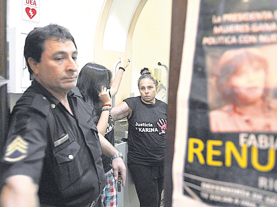 Las mujeres exigen que Fabiana Tuñez cumpla con la asistencia.