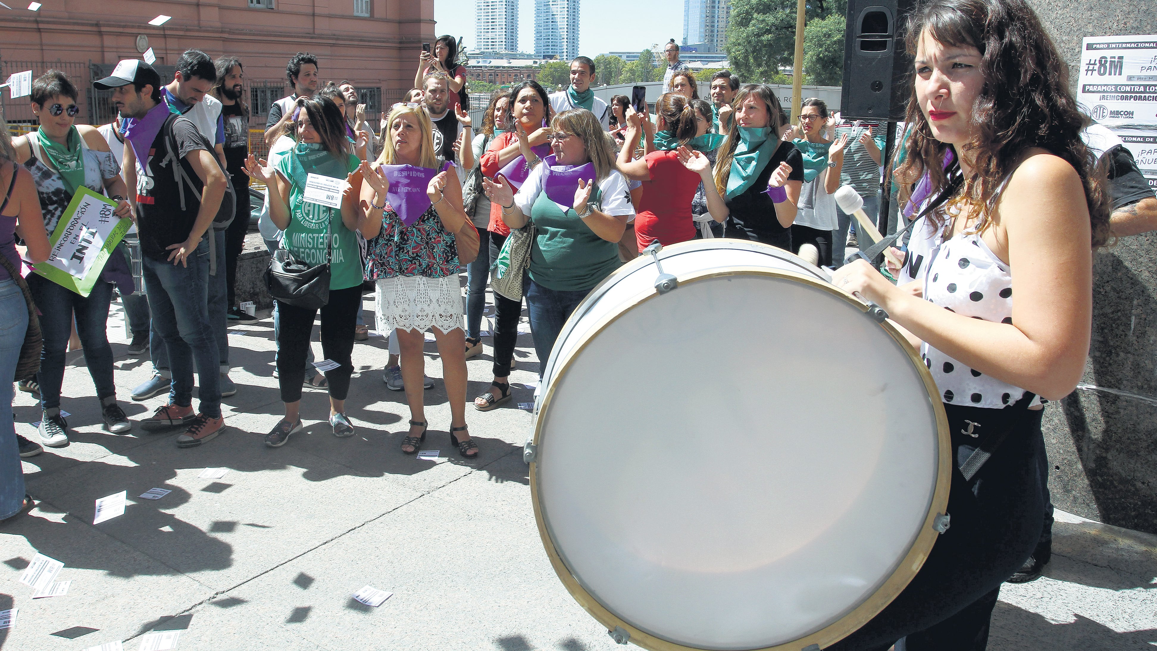 Trabajadoras estatales se concentraron frente a la Casa de Gobierno a las 11 de la mañana.