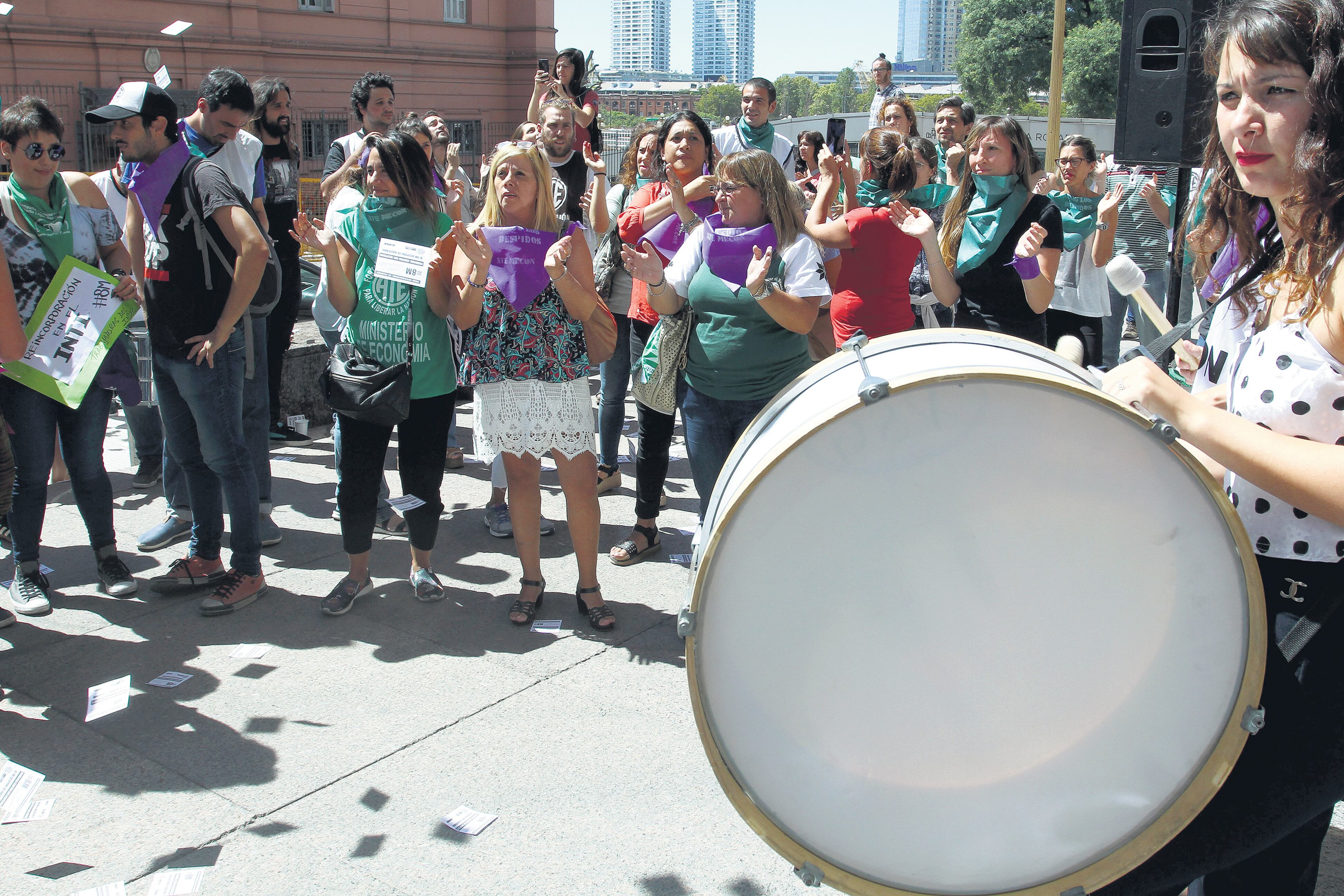 Trabajadoras estatales se concentraron frente a la Casa de Gobierno a las 11 de la mañana.