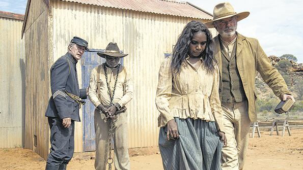 Las tensiones raciales que forman parte central de la historia se ponen de manifiesto de manera directa, sin dilaciones.