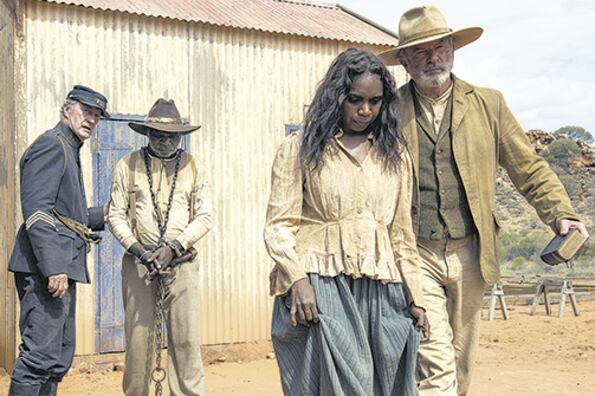 Las tensiones raciales que forman parte central de la historia se ponen de manifiesto de manera directa, sin dilaciones.