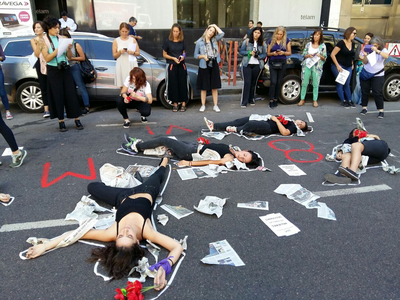 Durante el ruidazo, hubo una intervención artística frente a la Agencia Télam.